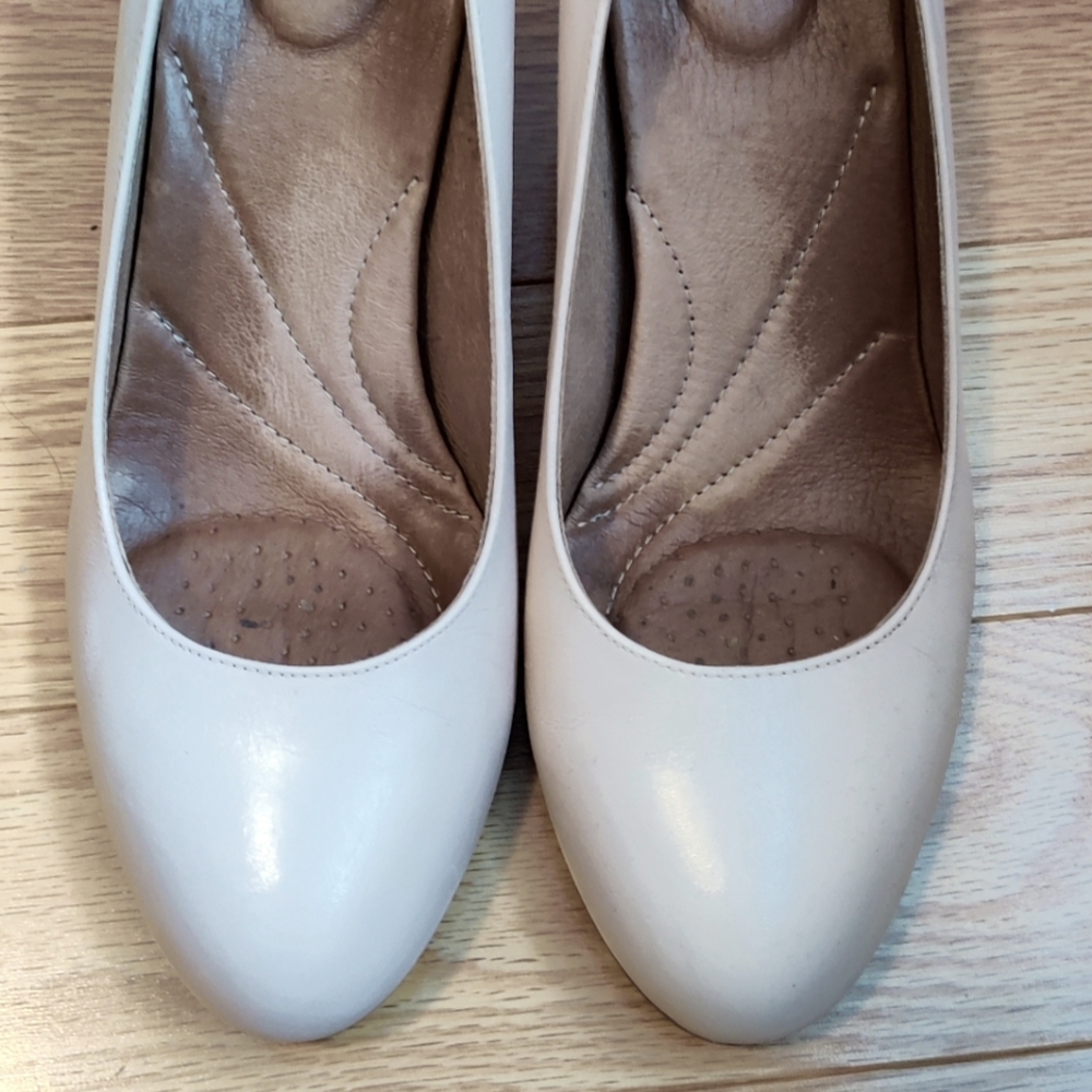 Clarks Soft pink heels